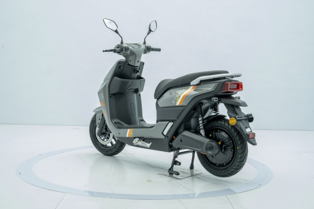Ztech ZT-38 Yadea T9 electric scooter 2600W graphene battery